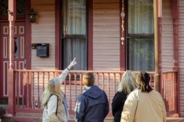 Exploring Rose's Row on tour in Anacostia