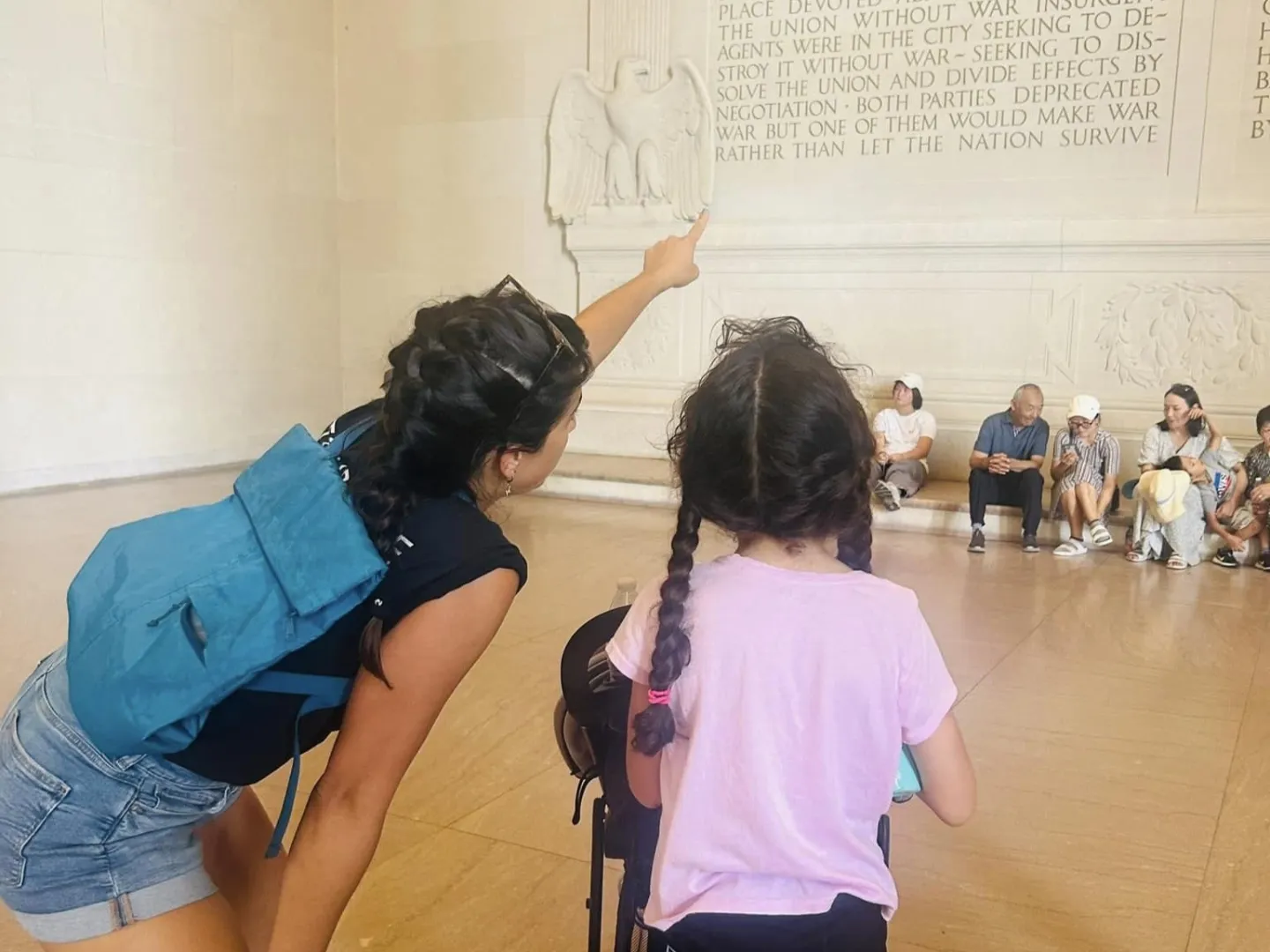 Guide Kim pointing out a secret of the Lincoln Memorial Guide Kim pointing out a secret of the Lincoln Memorial